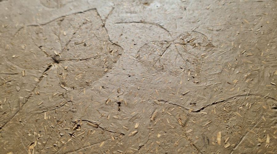 Des finitions d'enduit de terre sur les parements d'argile sont nombreuses et écologiques.