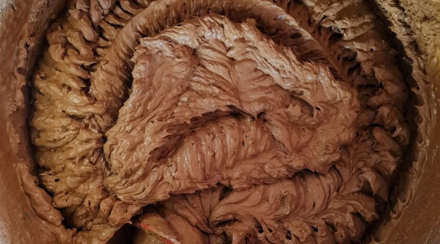 Une solution naturelle, les enduits de terre crue sont faits d'argile et de fibres naturelles.